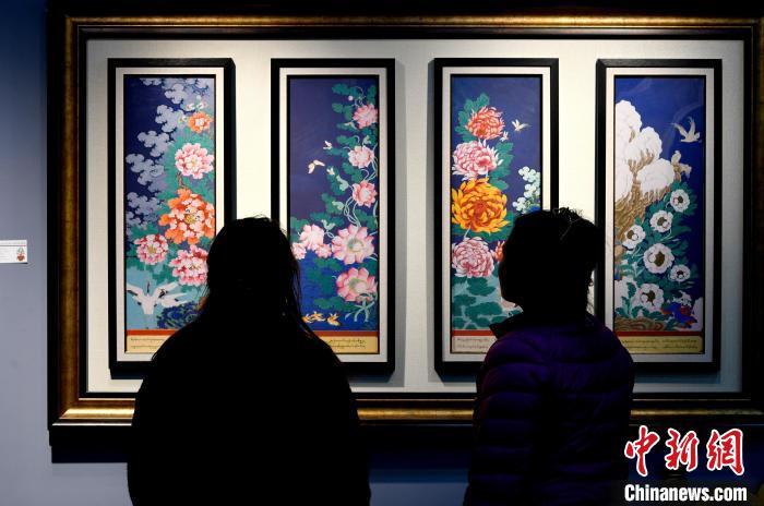 圖為5月16日，觀眾正在欣賞展覽中的新創(chuàng)唐卡作品?！±盍?攝