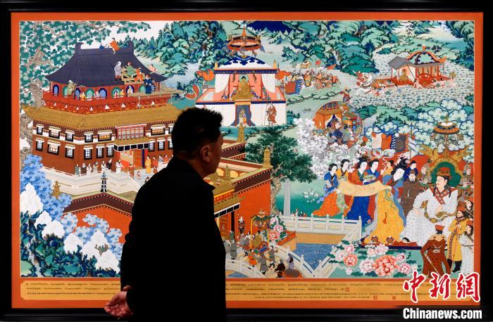 圖為5月16日，觀眾正在欣賞展覽中的新創(chuàng)唐卡作品?！±盍?攝