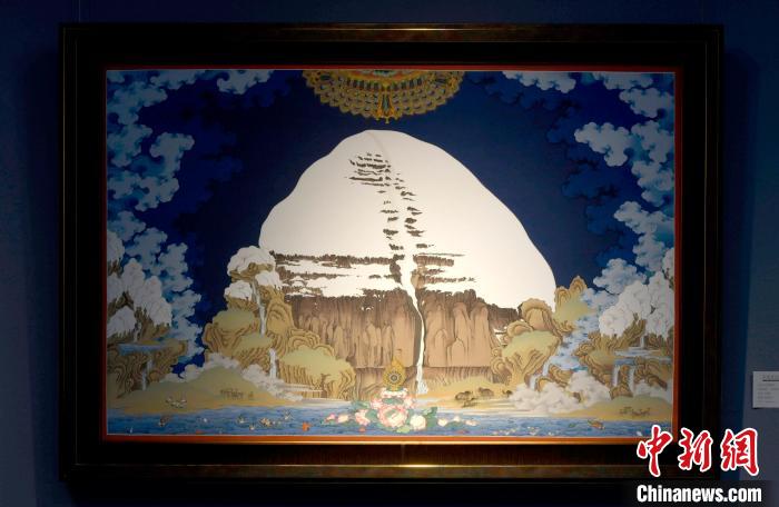 圖為5月16日，展覽中新創(chuàng)唐卡作品《岡底斯山》。　李林 攝