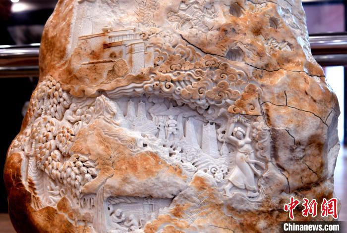 圖為5月16日，展覽中的漢白玉雕作品《猴子變?nèi)恕贰！±盍?攝