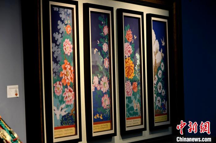 圖為5月16日，展覽中新創(chuàng)唐卡作品《四季花》?！±盍?攝