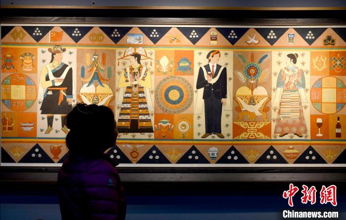 圖為5月16日，觀眾正在欣賞展覽中的新創(chuàng)唐卡作品?！±盍?攝