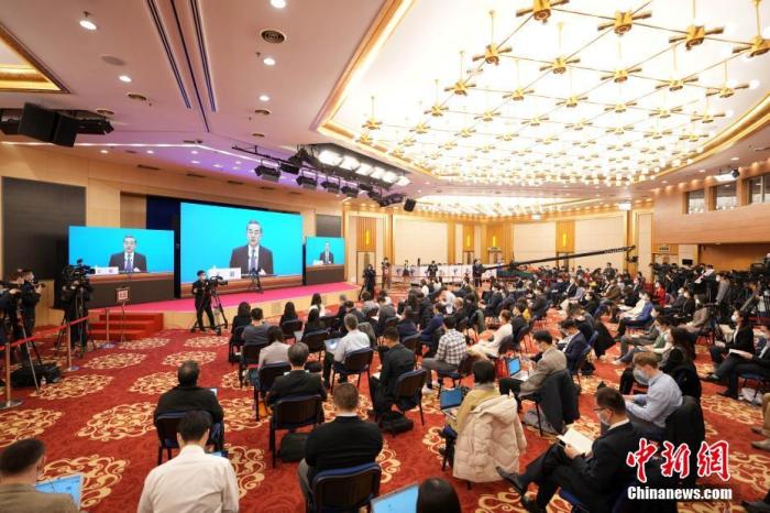 圖為記者在梅地亞中心多功能廳采訪。<a target='_blank' ><p  align=