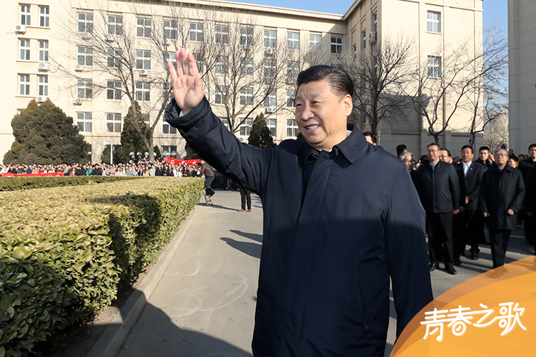 2019年1月17日，習(xí)近平在天津南開大學(xué)向?qū)W生揮手致意。