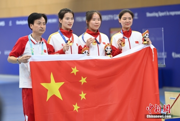 8月1日，第31屆世界大學(xué)生夏季運(yùn)動(dòng)會(huì)女子25米手槍團(tuán)體決賽在四川成都舉行，中國(guó)隊(duì)獲得冠軍。圖為中國(guó)隊(duì)選手熊亞瑄(左二)、林雅茜(右二)、王珂怡(右一)等站在領(lǐng)獎(jiǎng)臺(tái)上合影。<a target='_blank' href='/'><p  align=